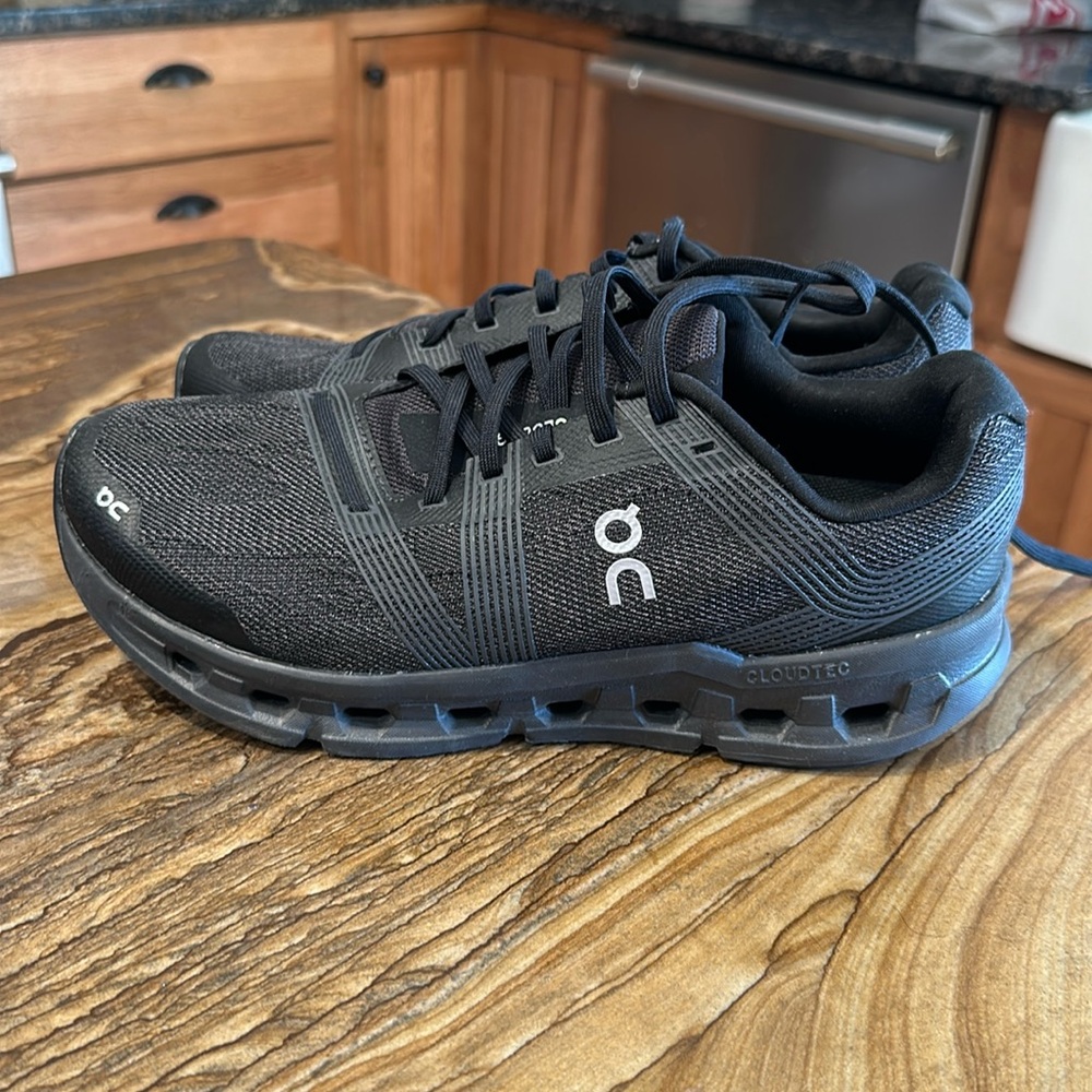 Oncloud black sneakers